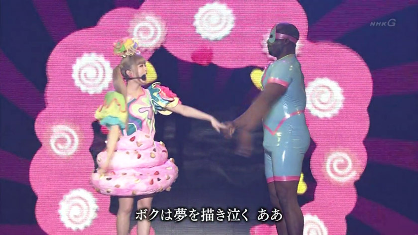 Ohne Worte: Kyary Pamyu Pamyu im pinken Kackhaufen-Kostüm mit ihrem Latex-Sklaven.